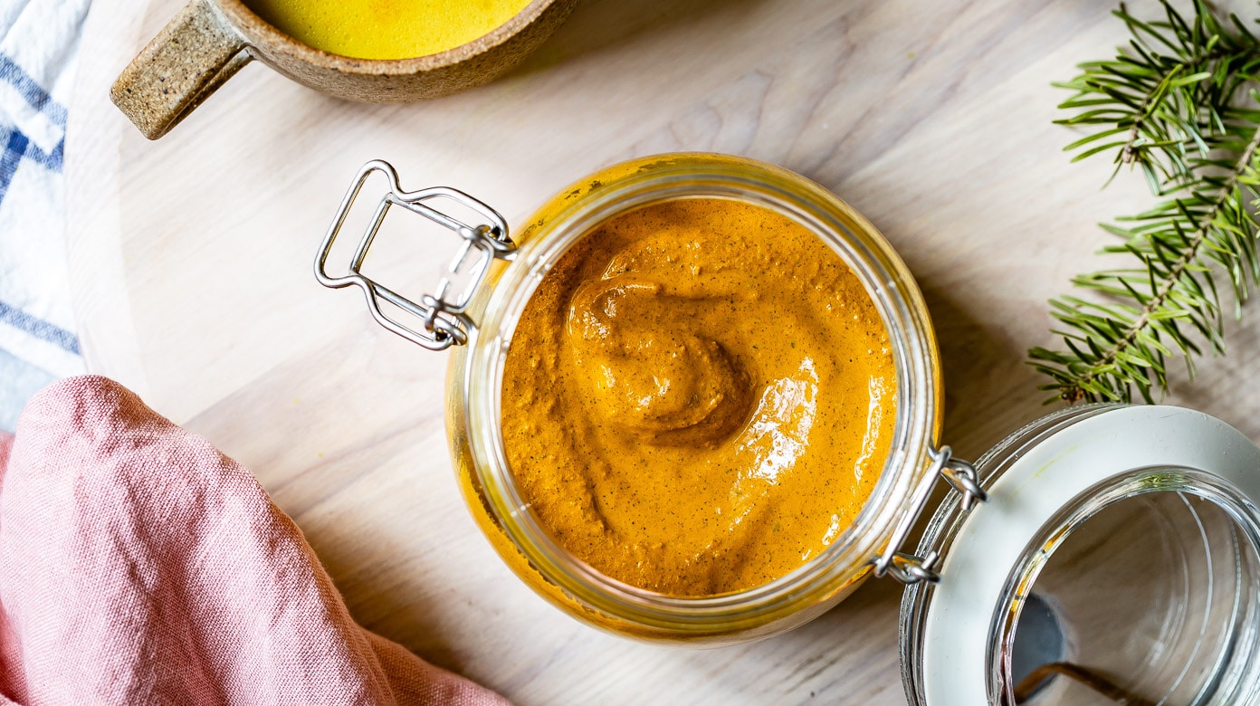 Golden paste for dogs: DIY health bomb in a jar