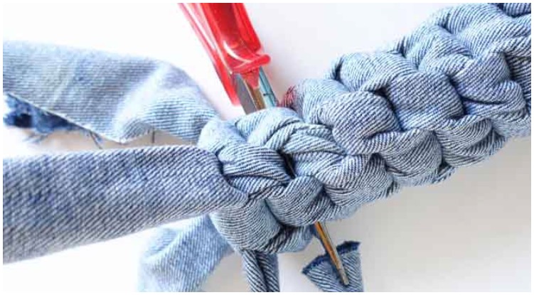 Knotting a crown knot from four denim strips to make perfect indestructible dog toys 